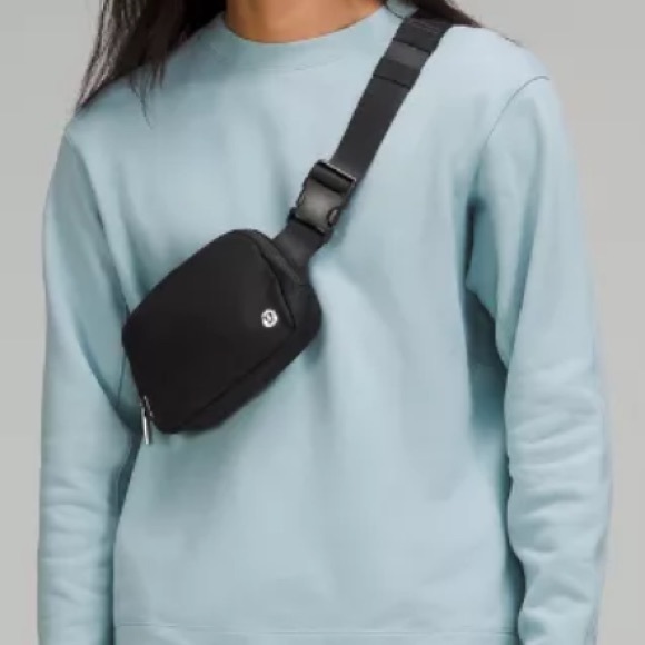 BNWT Lululemon Everywhere Belt Bag Black - Picture 5 of 7